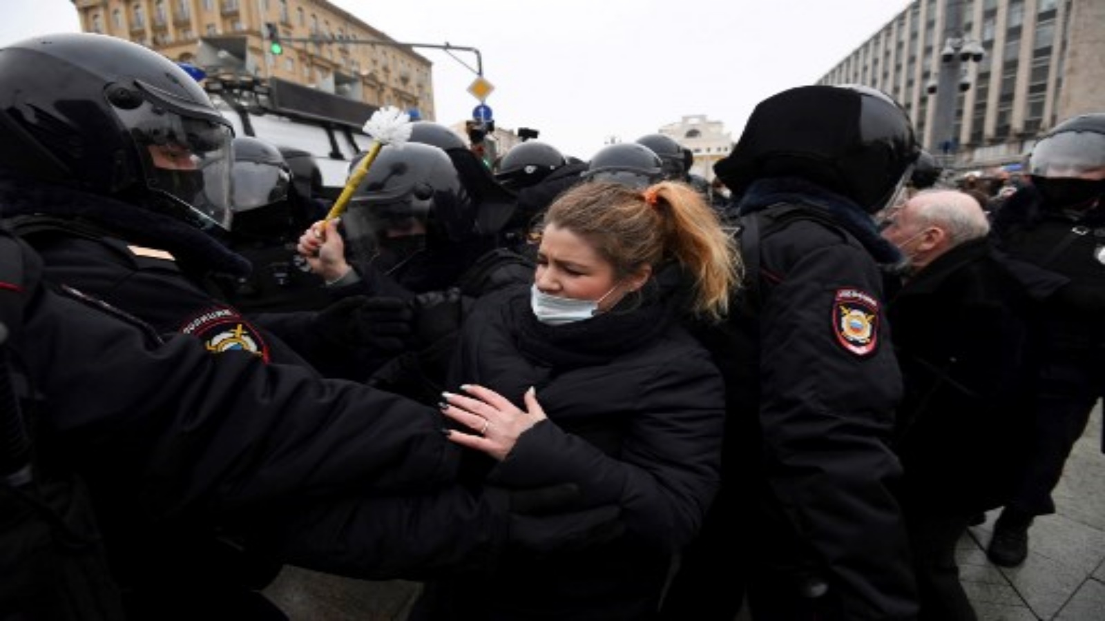 الشرطة تحتجز متظاهرين خلال تجمع حاشد لدعم زعيم المعارضة المسجون أليكسي نافالني في وسط مدينة موسكو في 23 يناير 2021