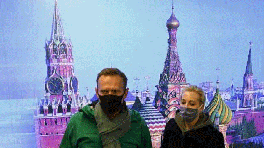 أليكسي نافالني، أبرز المعارضين للرئيس الروسي فلاديمير بوتين، وزوجته يوليا في مطار شيريميتييفو الدولي في موسكو