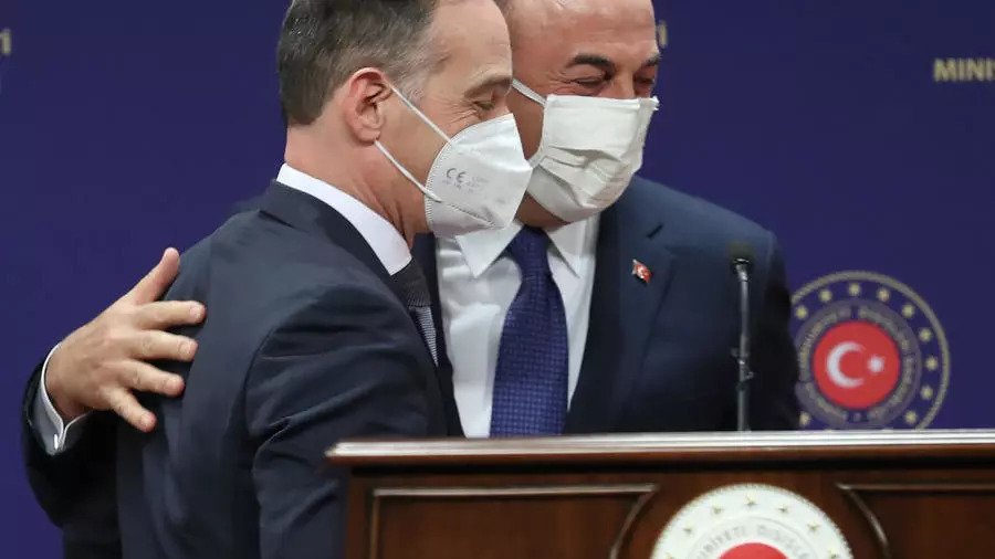 وزيرا الخارجية التركي مولود تشاوش أوغلو (إلى اليمين) والألماني هايكو ماس خلال مؤتمر صحافي في أنقرة الإثنين