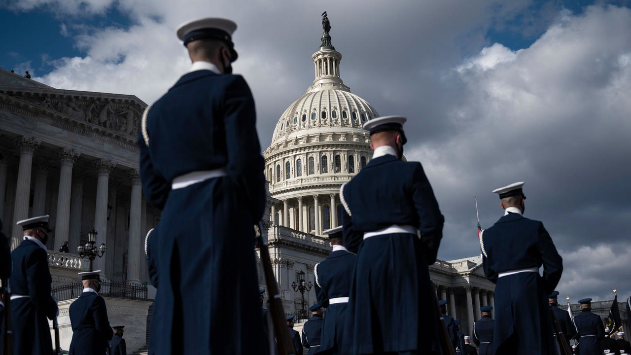عسكريون يشاركون في تدريبات أمام الكونغرس في 18 كانون الثاني/يناير 2021 استعدادا لحفل تنصيب جو بايدن