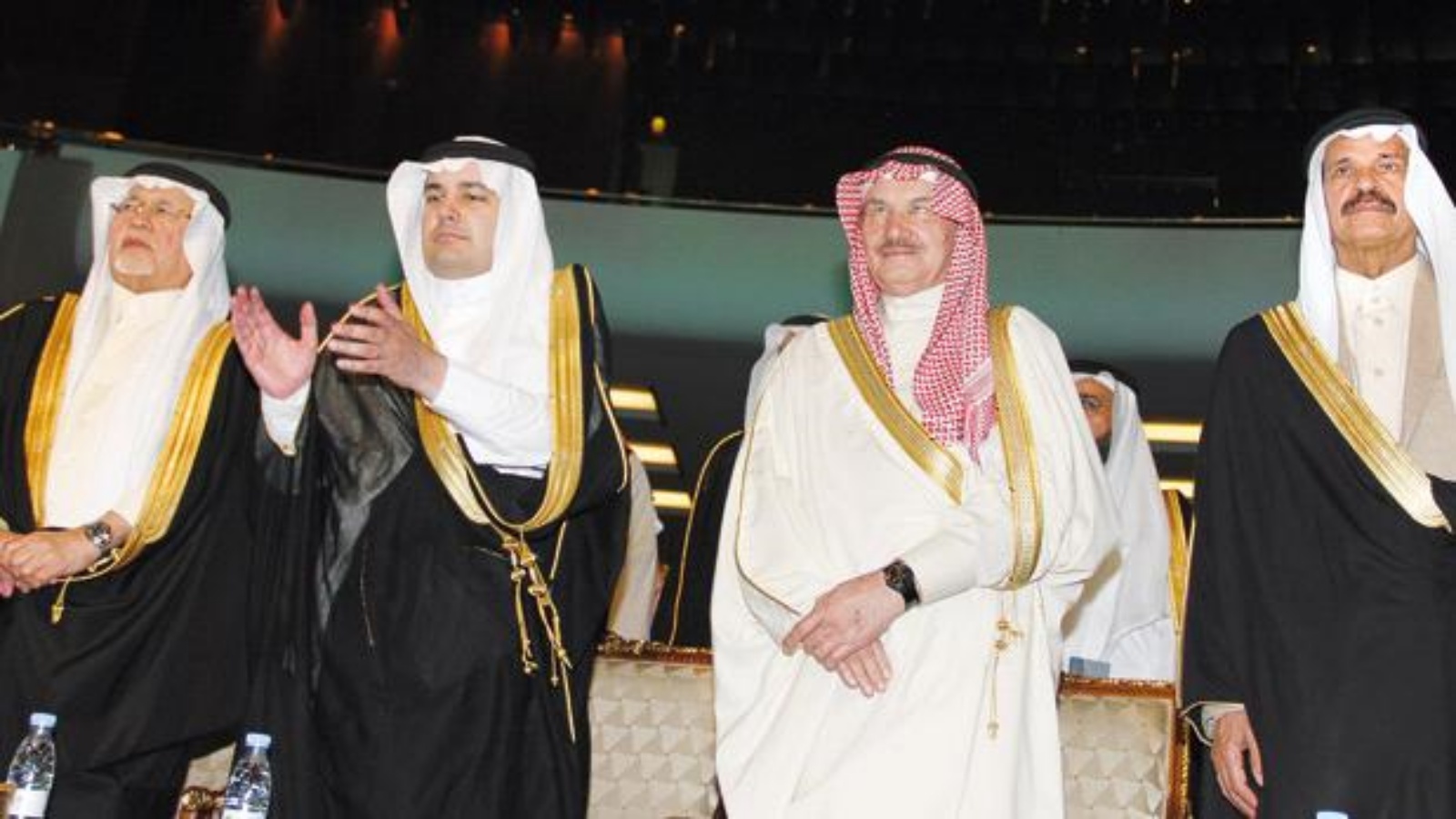 خالد المالك في صورة سابقة مع عبدالعزيز خوجة وبينهما الراحل عبدالرحمن الشبيلي وعادل الطريفي