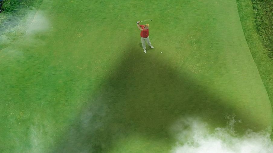 صورة مركبة لترمب يلعب الغولف في ظل طائرة مقاتلة نشرها حامنئي على تويتر الخميس