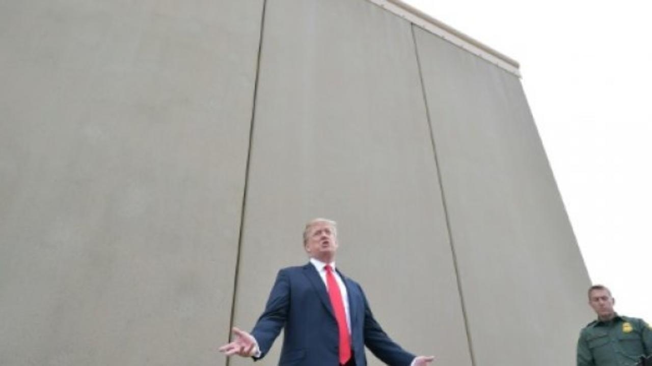 الرئيس الأمريكي السابق دونالد ترامب يعاين نموذجاً للجدار الذي كان يعتزم إكمال تشييده على طول الحدود مع المكسيك 13 آذار/مارس 2018