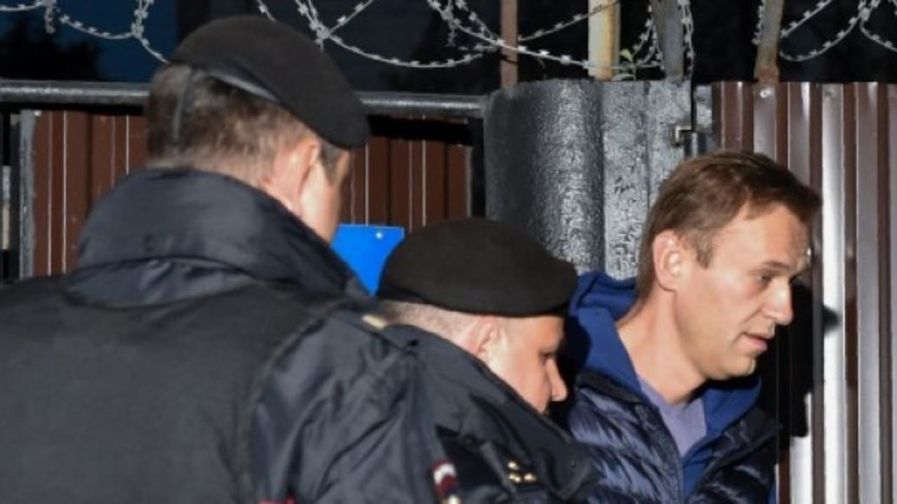 عنصران من الشرطة الروسية يعتقلان المعارض ألكسي نافالني أمام سجن في موسكو في 24 أيلول/سبتبمر 2018