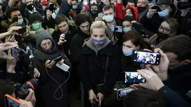 صورة ليوليا زوجة المعارض الروسي اليكسي نافالني محاطة بأنصاره خارج مطار شيريميتييقو في 17 يناير 2021