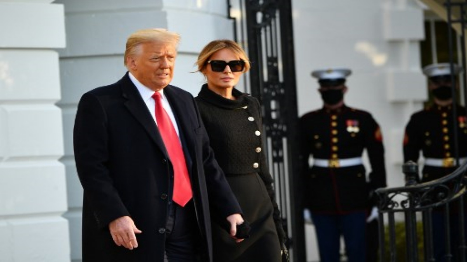 يشق الرئيس الأمريكي دونالد ترامب والسيدة الأولى ميلانيا طريقهما على متن مارين وان قبل مغادرتهما من الحديقة الجنوبية للبيت الأبيض في واشنطن العاصمة في 20 يناير 2021.