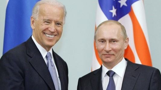 صورة من الأرشيف تجع الرئيسين الأميركي جو بايدن والروسي فلاديمير بوتين