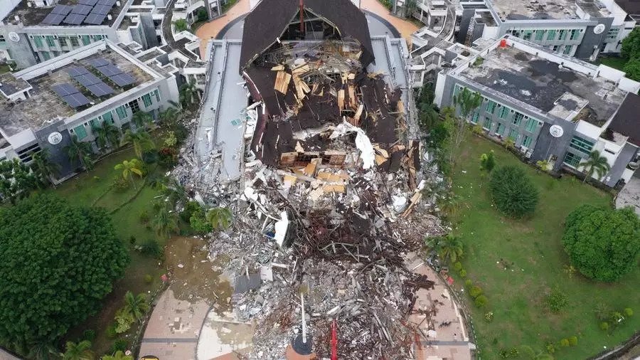 صورة من الجو تظهر الدمار في مكتب حاكم مقاطعة غرب سولاويسي الأحد