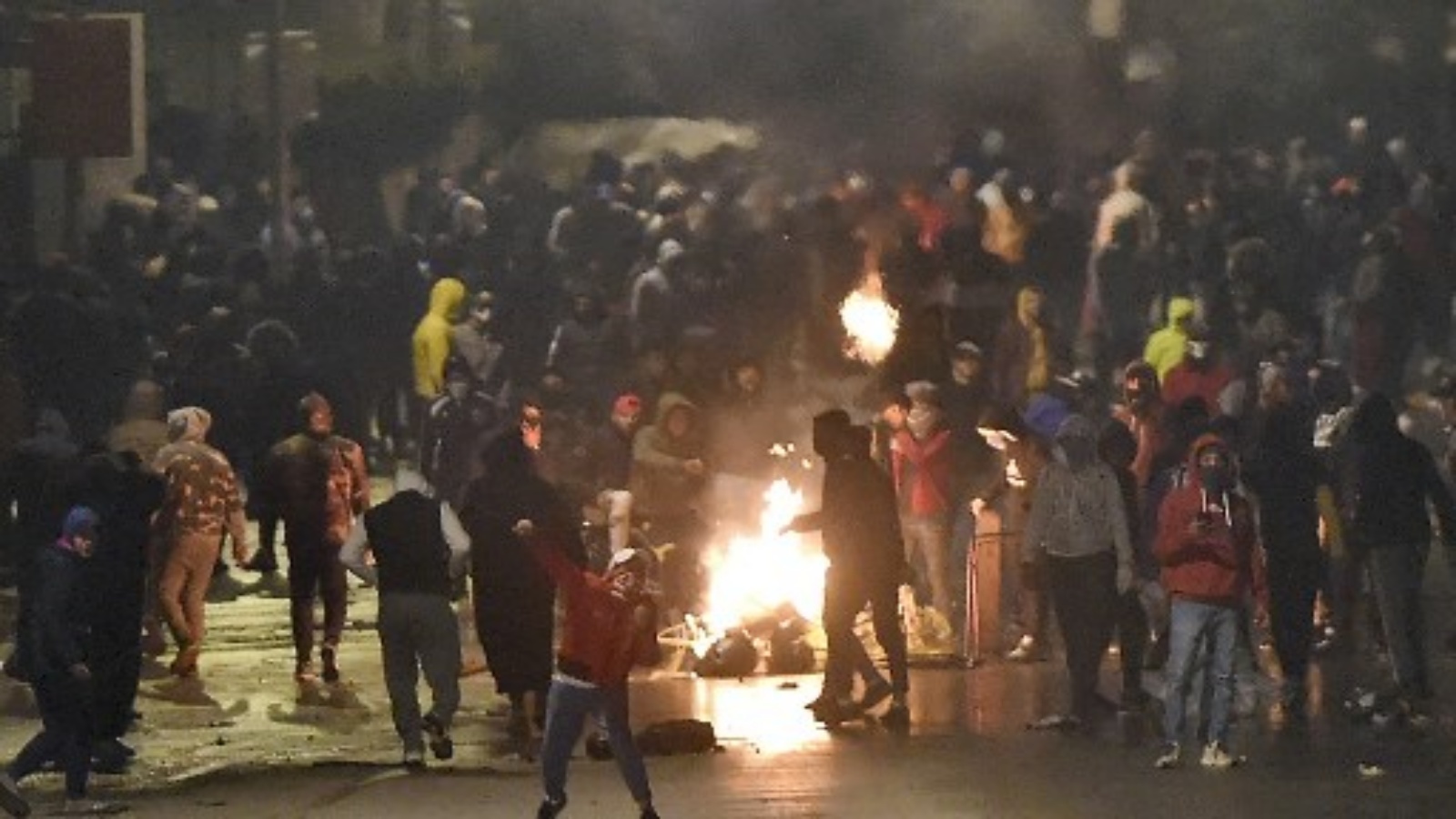 متظاهرون تونسيون يغلقون شارعًا خلال اشتباكات مع قوات الأمن في ضاحية مدينة التضامن في الضواحي الشمالية الغربية لتونس العاصمة في 18 يناير 2021 ، وسط موجة من الاحتجاجات الليلية 