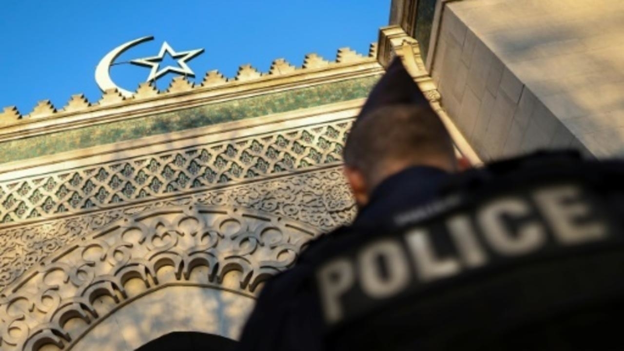 شرطي فرنسي يحرس المسجد الكبير في باريس بتاريخ 22 آذار/مارس 2019 