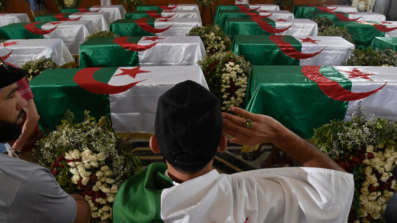 جزائري يحيي توابيت رفات 24 مقاوما قتلوا إبان الاستعمار استعادتها الجزائر من فرنسا في 4 يوليو 2020 بالجزائر العاصمة