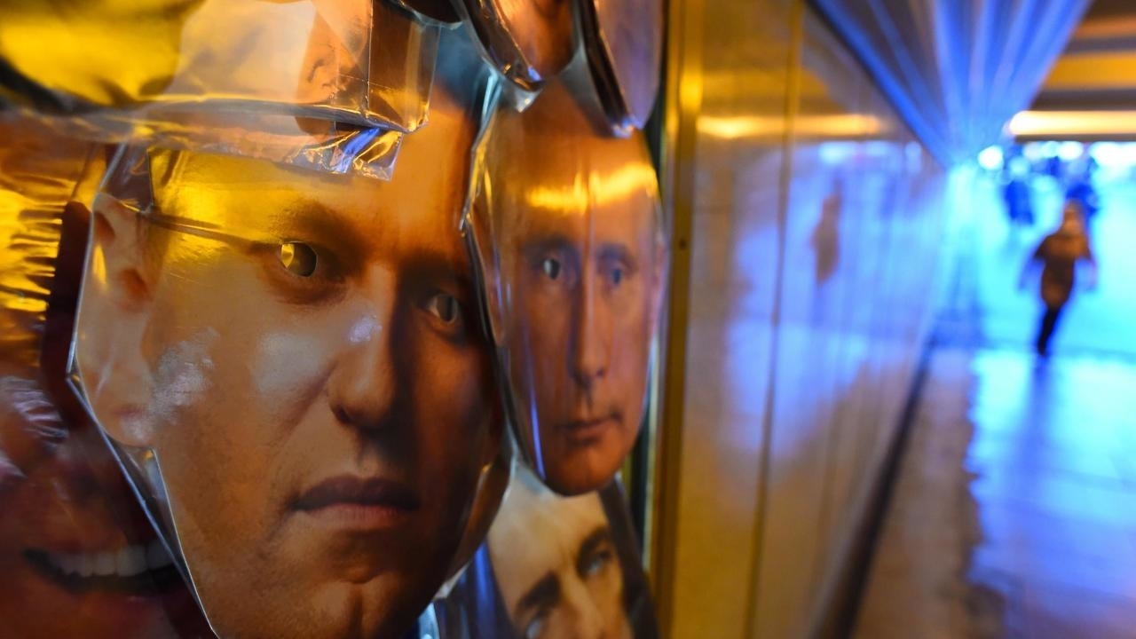 أفنعة بينها اثنان يحملان صورتا المعارض الروسي أليكسي نافالني والرئيس فلاديمير بوتين تباع في محل تذكارات في سانت بطرسبرغ بتاريخ 14 كانون الثاني/يناير 2021