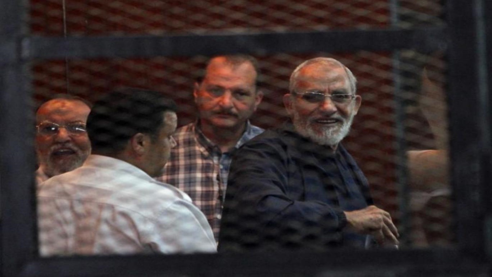 المرشد العام لجماعة الإخوان محمد بديع يقف خلف القضبان أثناء محاكمته