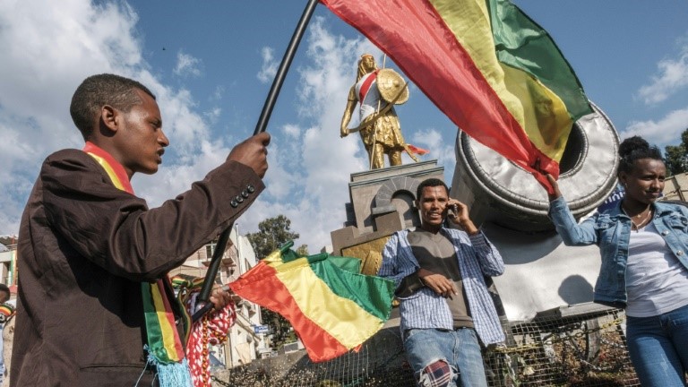 رجل يبيع أعلاما اثيوبية في غودندار بشمال اثيوبيا الأحد