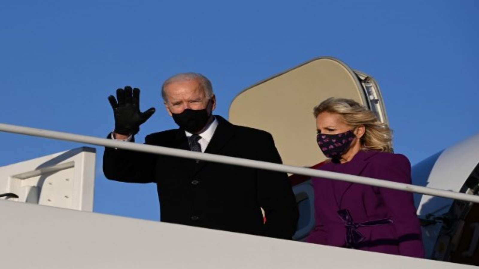 الرئيس الأمريكي المنتخب جو بايدن والسيدة الأولى القادمة جيل بايدن يصلان قاعدة أندروز المشتركة في ماريلاند في 19 يناير 2021 ، قبل يوم واحد من تنصيبه كرئيس للولايات المتحدة رقم 46