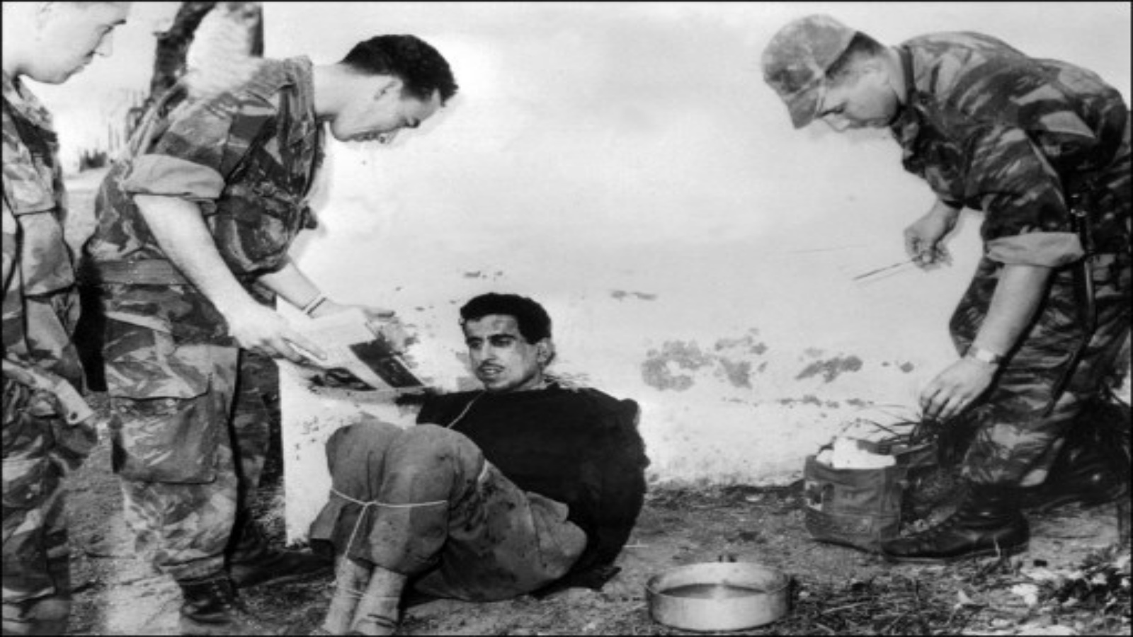 في هذه الصورة التي التقطت في 14 مارس / آذار 1957 مظليون فرنسيون يستجوبون الجزائري عمر مروان في سان يوجين.