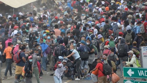 مهاجرون من هندوراس تفرقهم الشرطة الغواتيمالية في فادو هوندو الإثنين 