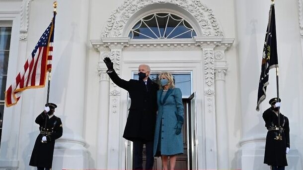 جو بايدن وزوجته أمام البيت البيض بعد تنصيبه رئيسًا الأربعاء الماضي