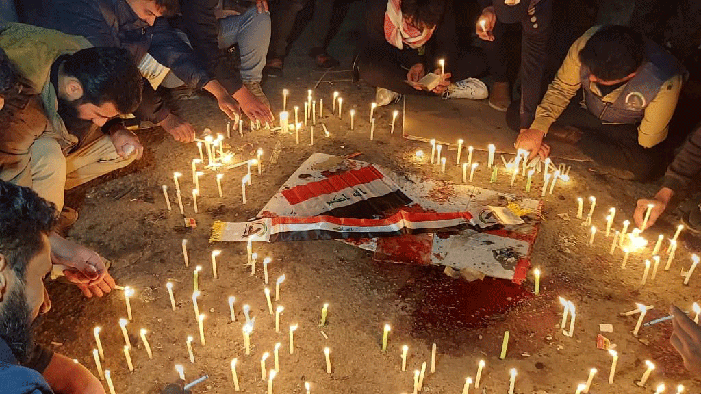 عراقيون يوقدون الشموع ليل الخميس ترحما على ارواح ضحايا تفجيري وسط بغداد