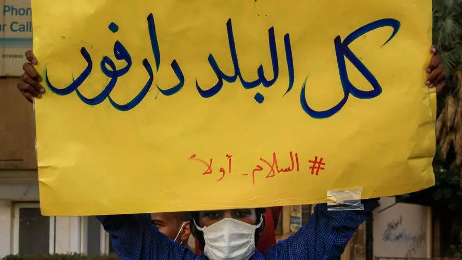 متظاهر في الخرطوم في 4 يوليو 2020 يرفع لافتة تضامن مع إقليم دارفور