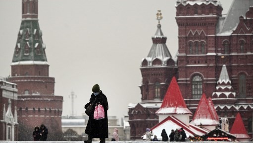 روسي يسير في الساحة الحمراء في موسكو في 12 يناير الجاري