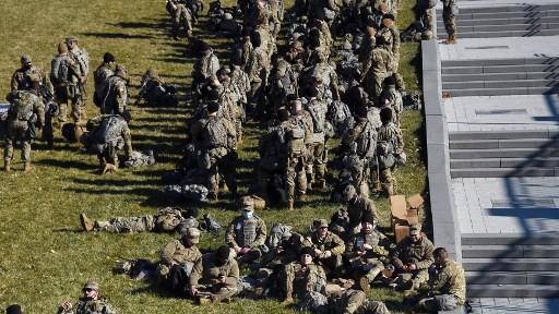 جنود في الحرس الوطني الأميركي يتحضرون الثلاثاء للانتشار في محيط البيت الأبيض لحماية حفل تنصيب جو بايدن