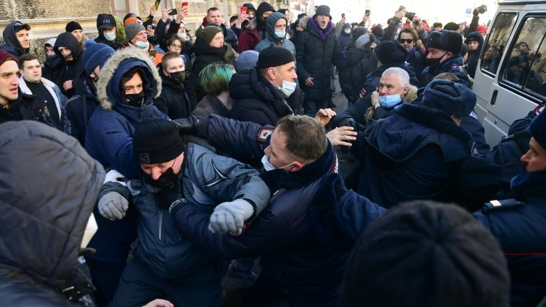 مواجهات بين متظاهرين يدعمون المعارض اليكسي نافالني والشرطة في فلاديفوستوك في روسيا في 23 يناير 2021.