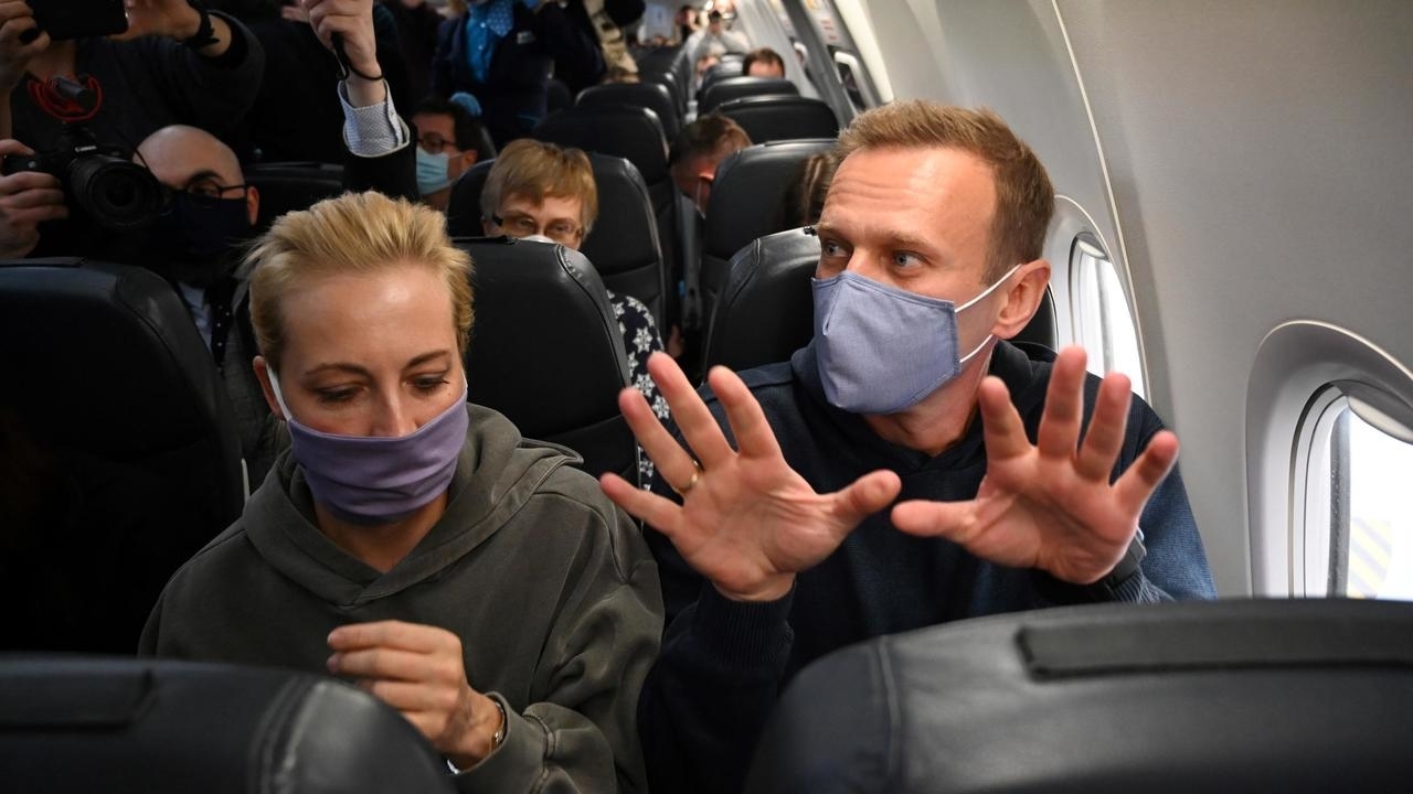 المعارض الروسي اليكسي نافالني الى جانب زوجته يوليا في الطائرة التي تقله من برلين الى موسكو في 17 كانون الثاني/يناير 2021