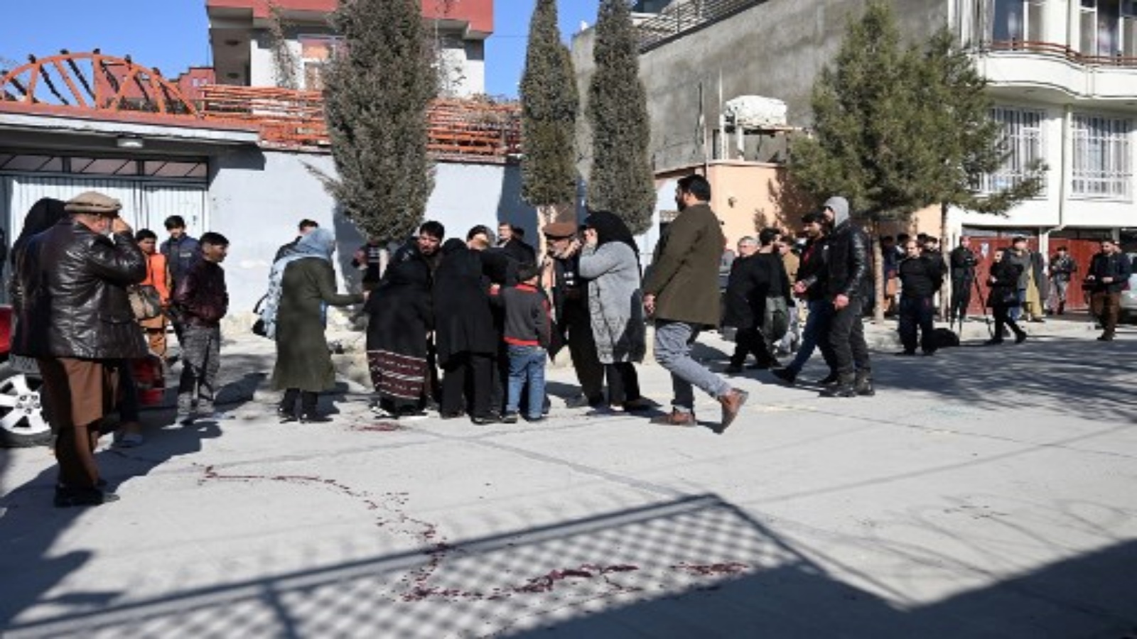  أقارب الضحايا إلى الموقع بعد أن قتل مسلحون قاضيتين أفغانيتين تعملان بالمحكمة العليا في كابول في 17 يناير 2021