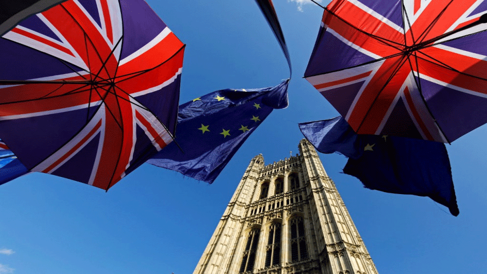 أعلام الاتحاد الأوروبي وبريطانيا خارج البرلمان البريطاني في العاصمة لندن، 22 أيلول/سبتمبر 2019