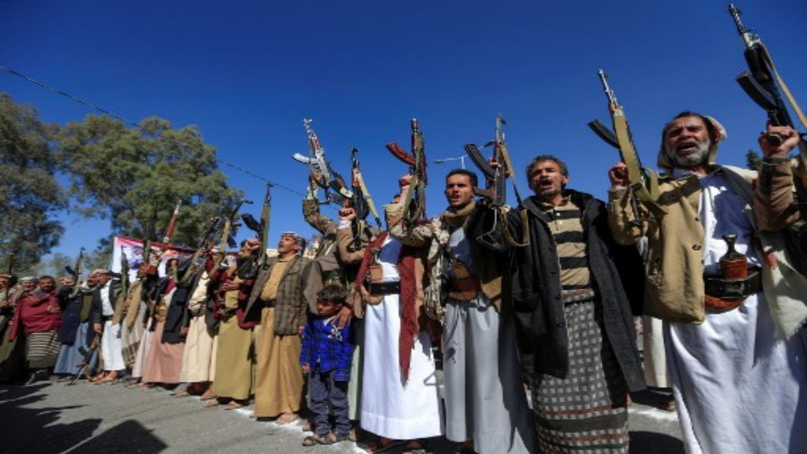 أنصار حركة الحوثيين في اليمن يرفعون الأسلحة النارية وهم يهتفون بشعارات خلال مظاهرة أمام السفارة الأمريكية المغلقة في العاصمة صنعاء في 18 يناير 2021 ، رفضًا لقرار الإدارة الأمريكية المنتهية ولايتها تصنيف الحوثيين 