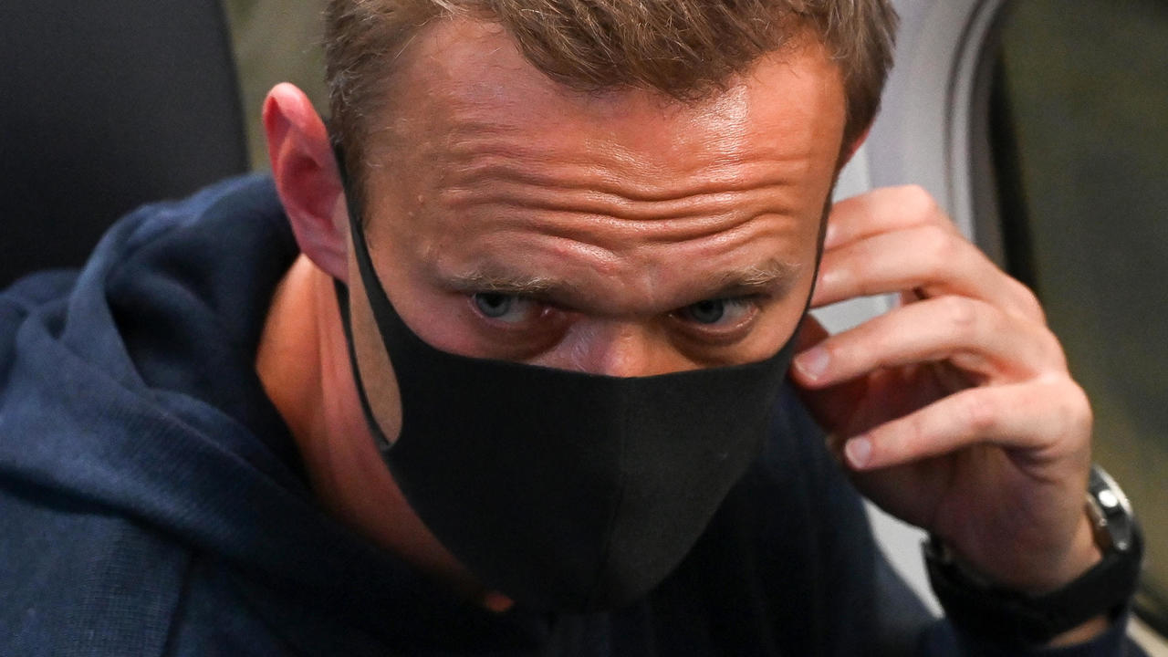 المعارض الروسي أليكسي نافالني في الطائرة التي أقلته إلى موسكو في 17 كانون الثاني/يناير 2021 