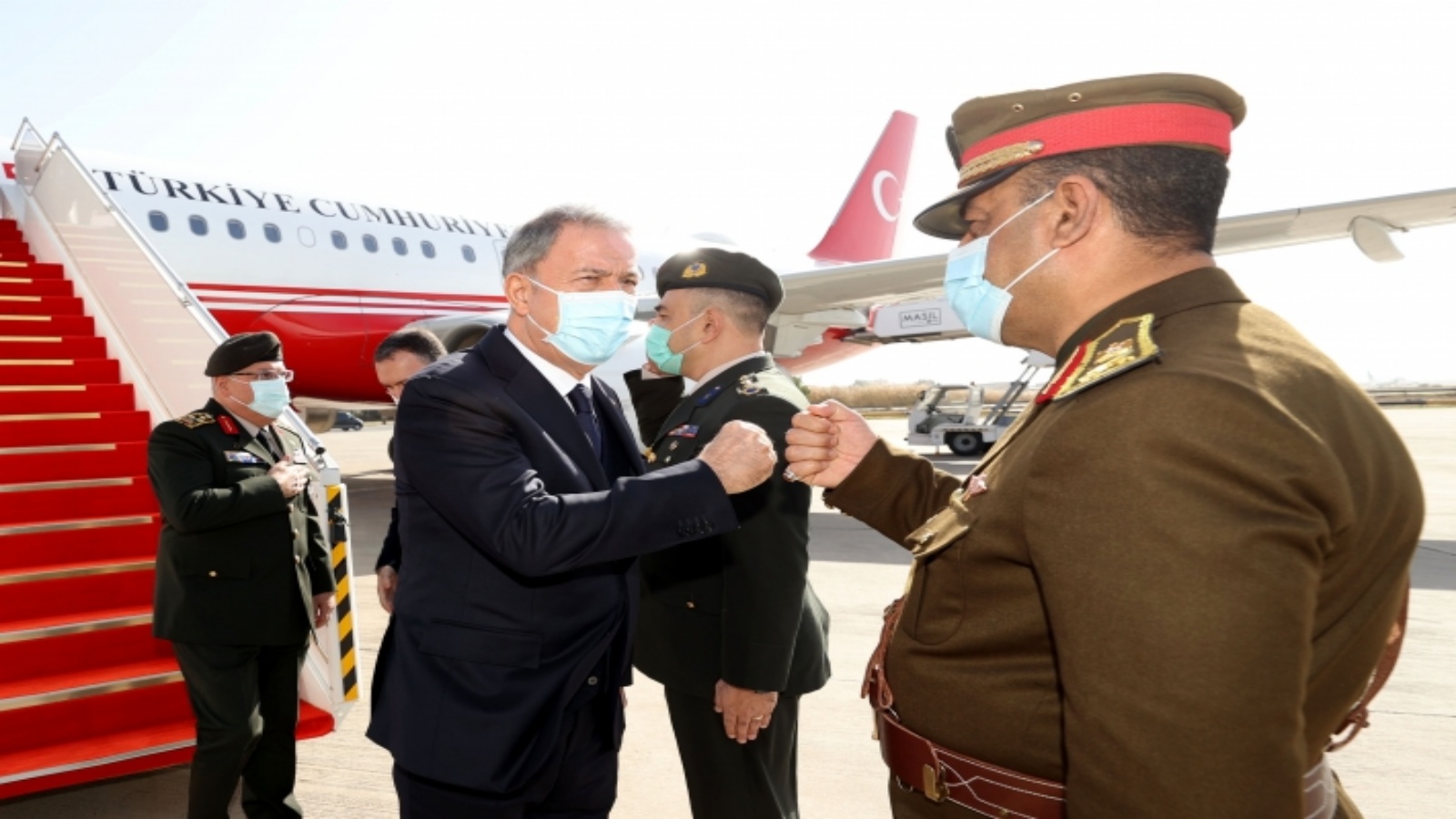 وزير الدفاع التركي خلوصي أكار لدى وصوله الى بغداد الاثنين