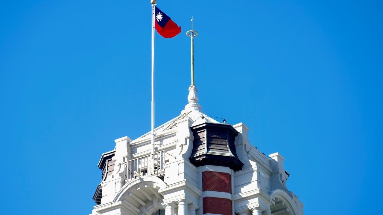 علم تايوان على برج المكتب الرئاسي في تايبيه في صورة التُقطت في 13 كانون الثاني/يناير 2021 