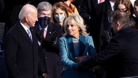 الرئيس الأميركي جو بايدن وزوجته جيل بعد انتهائه من أداء القسم الدستوري الأربعاء
