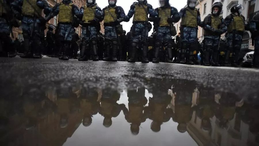 شرطة مكافحة الشغب خلال احتجاجات في سان بطرسبورغ السبت