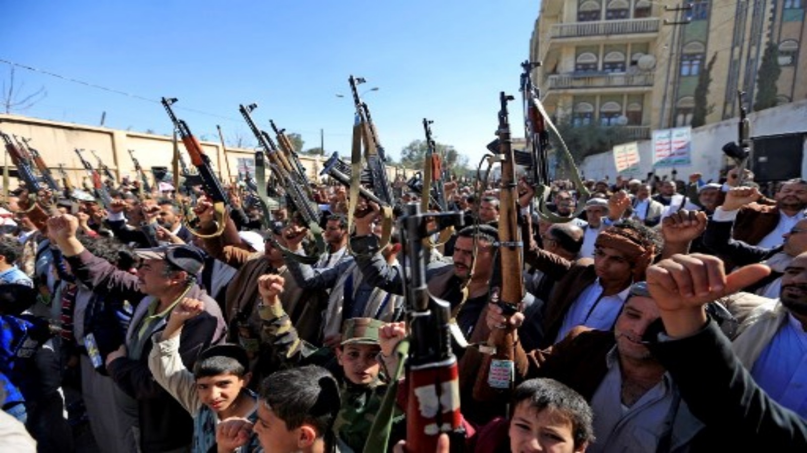 أنصار حركة الحوثيين في اليمن يرددون شعارات خلال مظاهرة ضد قرار الإدارة الأمريكية المنتهية ولايتها تصنيف المتمردين المدعومين من إيران على أنهم إرهابيون ، في العاصمة صنعاء في 20 يناير 2021