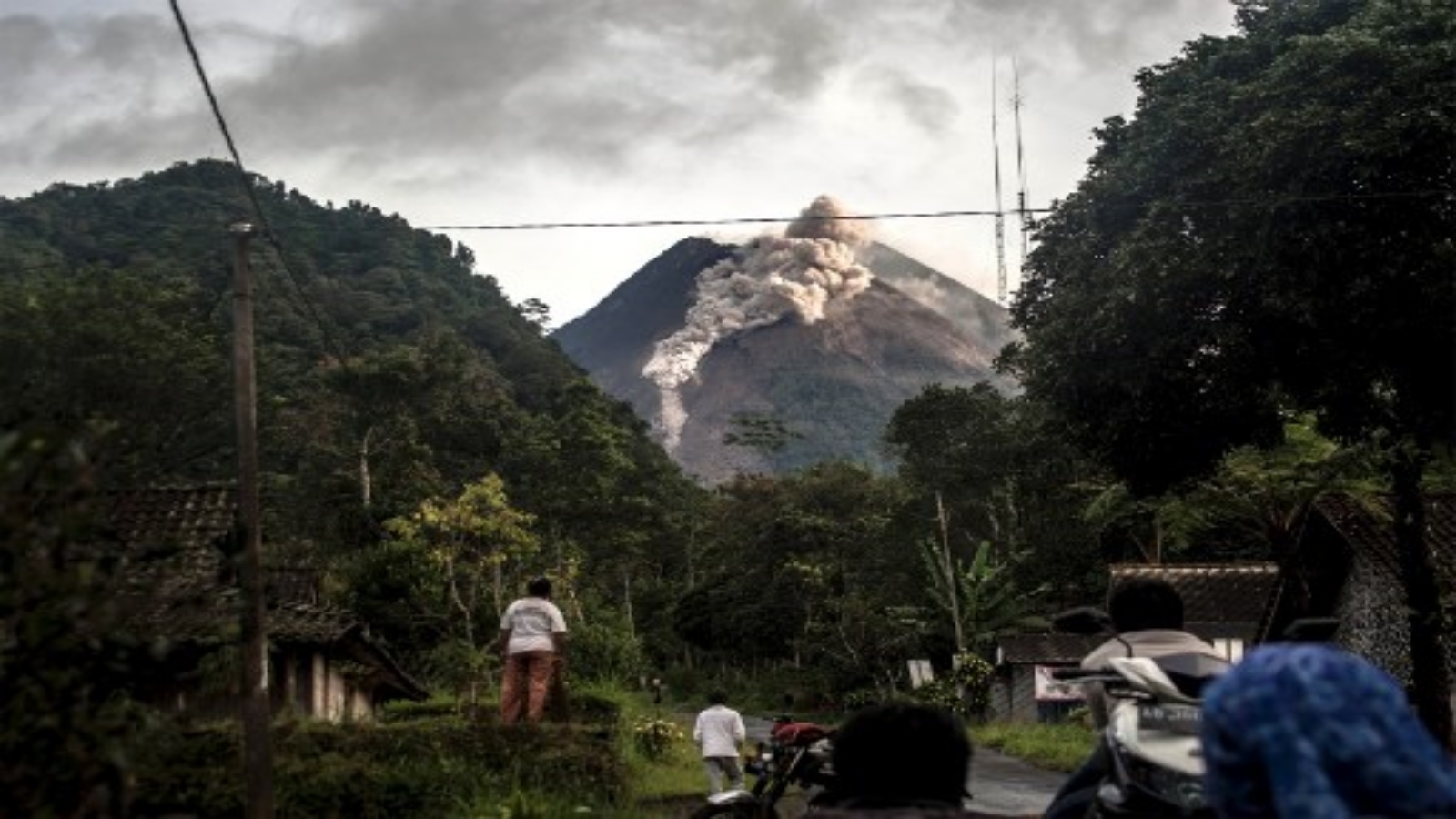 جبل ميرابي ، البركان الأكثر نشاطًا في إندونيسيا ، حيث يقذف الصخور والرماد ليوم آخر في يوجياكارتا في 27 يناير 2021.