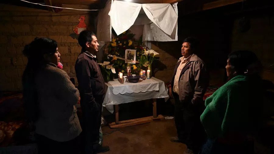 ماركو بابلو (الثاني على اليمين) والد المهاجر أندرسون (16 عاما) الذي يعتقد أنه بين 19 شخطا قتلوا في المكسيك، أثناء حديثه مع أقارب له في منزلة بقرية نويفا اسبيرنزا في غواتيمالا الخميس