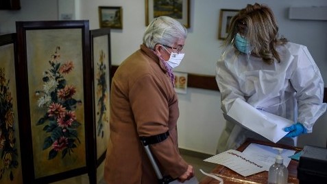 نويلة أحد دور المسنين في البرتغال تشارك في تصويت مبكر في الانتحابات الرئاسية في 19 يناير الجاري