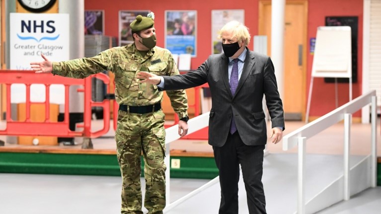رئيس الوزراء البريطاني بوريس جونسون خلال زيارة غلاسكو الخميس