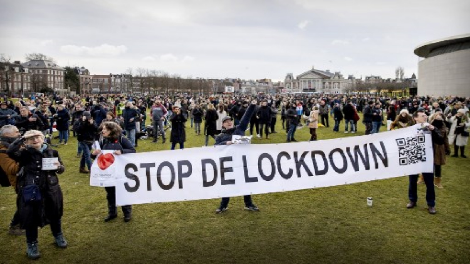 متظاهرون في ميدان المتاحف بأمستردام خلال احتجاج على الإغلاق المفروض للحد من انتشار جائحة كوفيد -19 وسياسة الحكومة المنتهية ولايتها في 21 يناير 2021