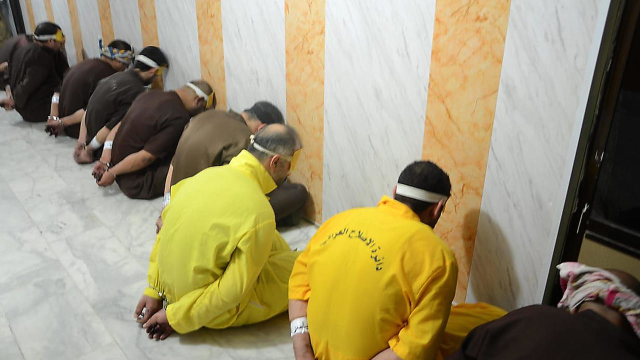 أفراد من تنظيم الدولة الإسلامية محكوم عليهم بالاعدام في صورة نشرتها السلطات العراقية في 29 يونيو 2018