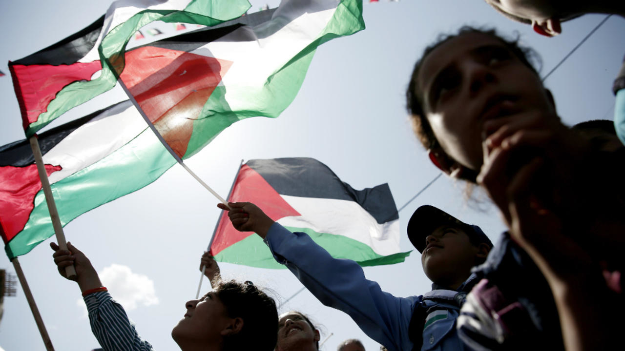 الفلسطينيون يرحبون بنية واشنطن إعادة فتح مكتب منظمة التحرير