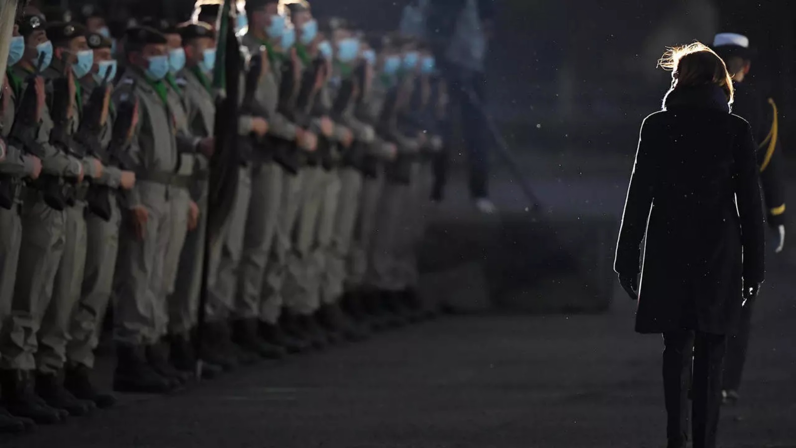 وزيرة الجيوش الفرنسية فلورانس بارلي تستعرض قوة عسكرية خلال حفل تكريم جنديين فرنسيين قتلا في مالي في 2 كانون الثاني/يناير 2021، في هاغينو شرقي فرنسا 8 يناير 