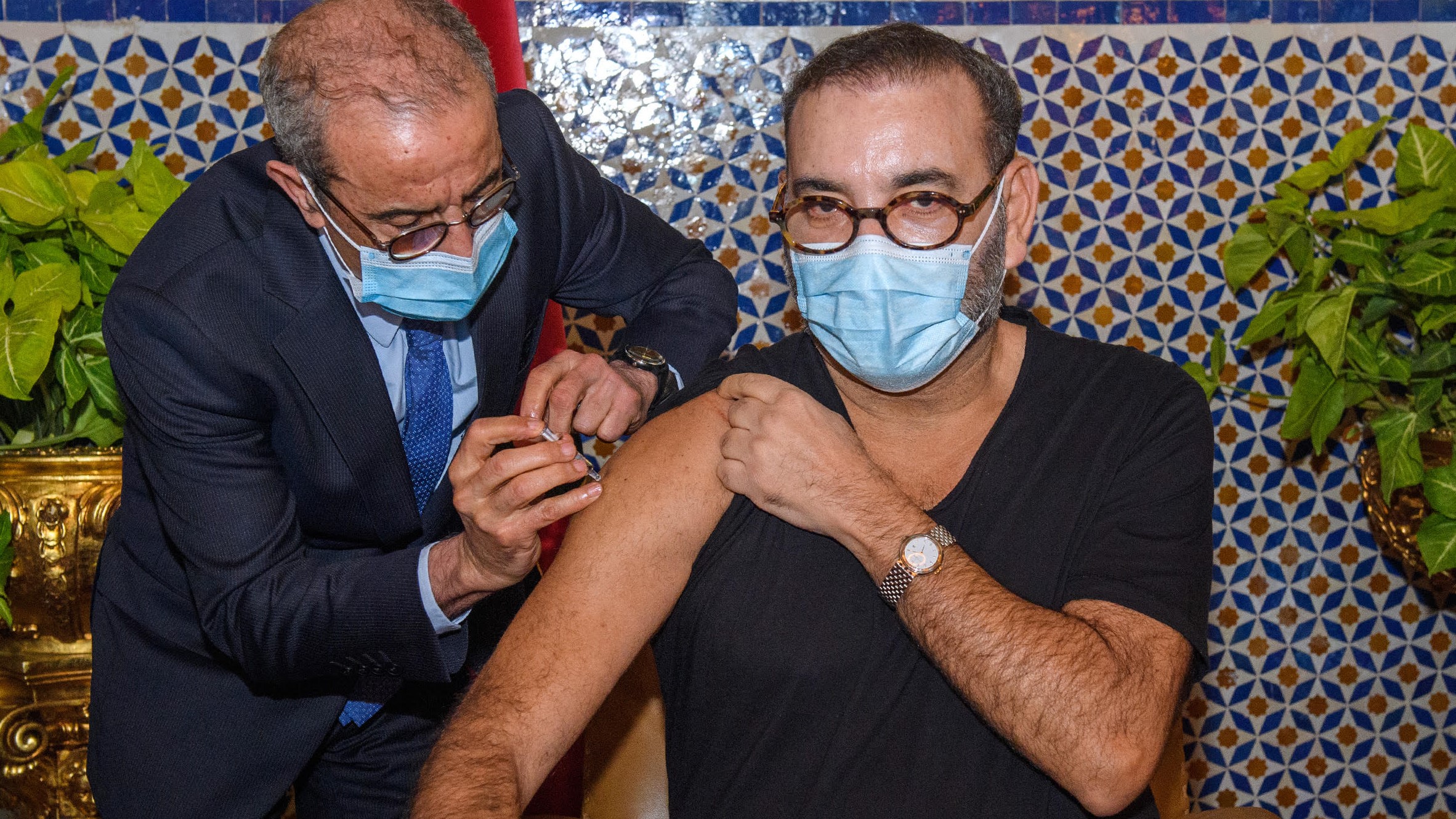 الملك محمد السادس يتلقى الجرعة الاولى من اللقاح المضاد لكورونا