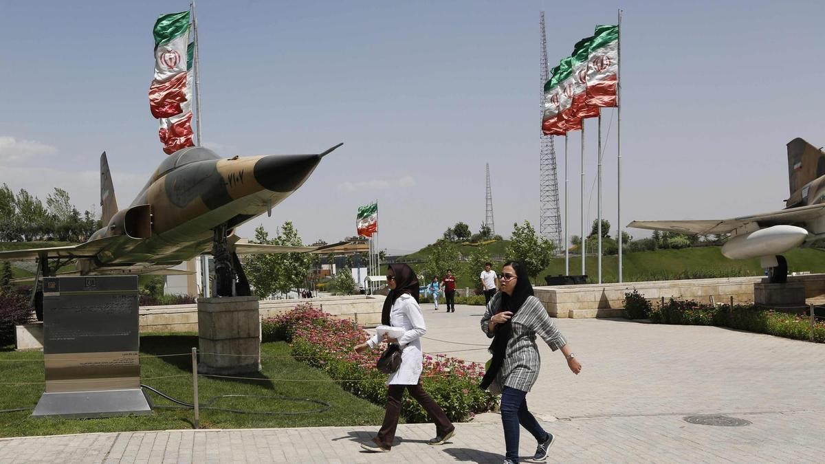 غيرانيتان تمران بمجسم طائرة في متحف الدفاع الجوي في العاصمة الإيرانية طهران