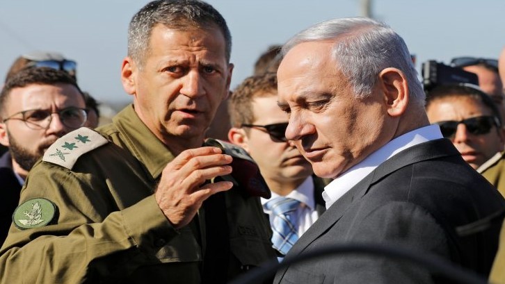 رئيس الأركان الإسرائيلي الجنرال أفيف كوخافي ورئيس الوزراء بنيامين نتنياهو يزوران قاعدة عسكرية قرب مدينة بيتا تيكفا في 30 يناير 2019