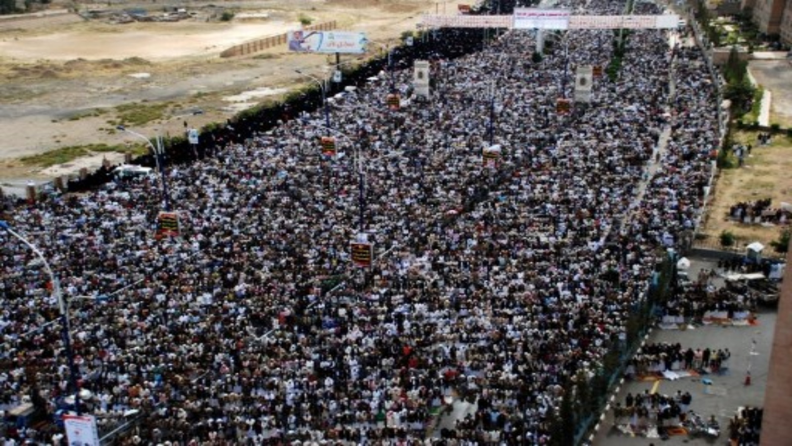 صورة التقطت في 25 نوفمبر 2011 ، يمنيون يتظاهرون ضد الرئيس علي عبد الله صالح خلال تجمع حاشد بعد صلاة ظهر الجمعة الأسبوعية في صنعاء.