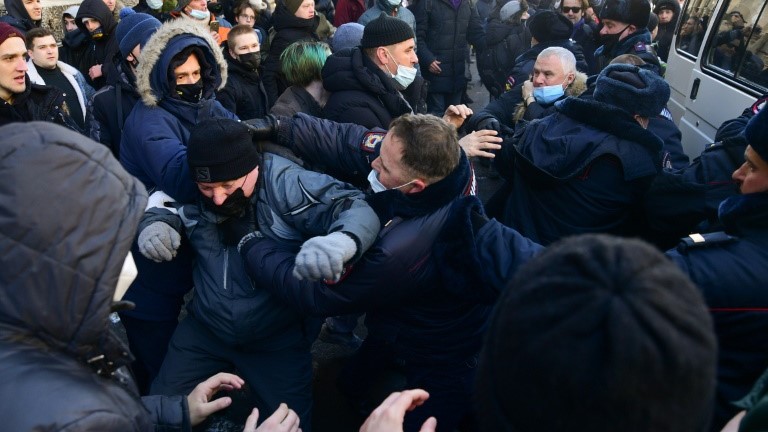 مواجهات بين متظاهرين يدعمون المعارض اليكسي نافالني والشرطة في فلاديفوستوك في روسيا السبت